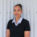 Frau mit schwarzem Oberteil und grauem Hintergrund | © Swissolar